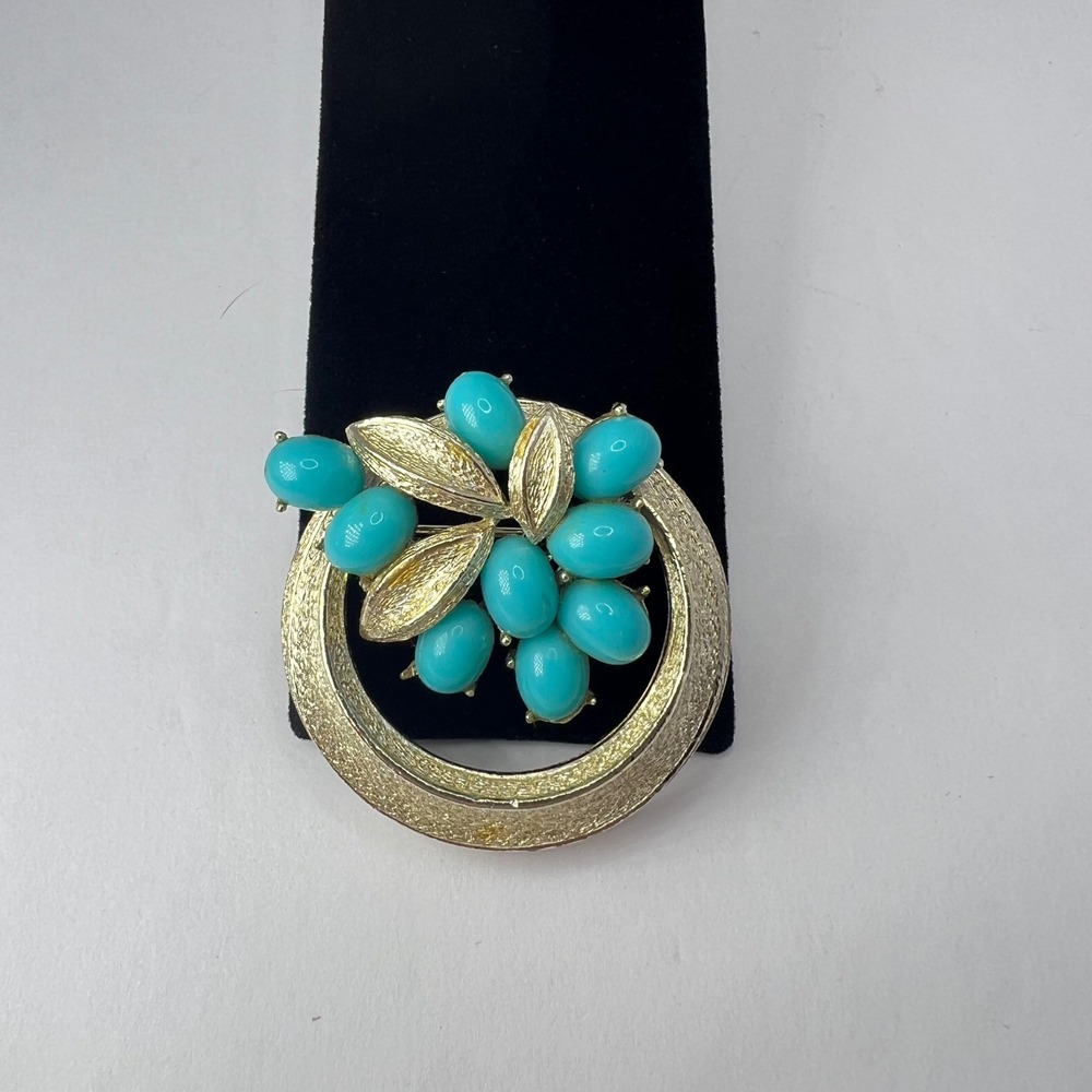Coro Faux Turquoise Wreath Brooch 1.5" Gold Tone Leaf Textured Pin Midcentury